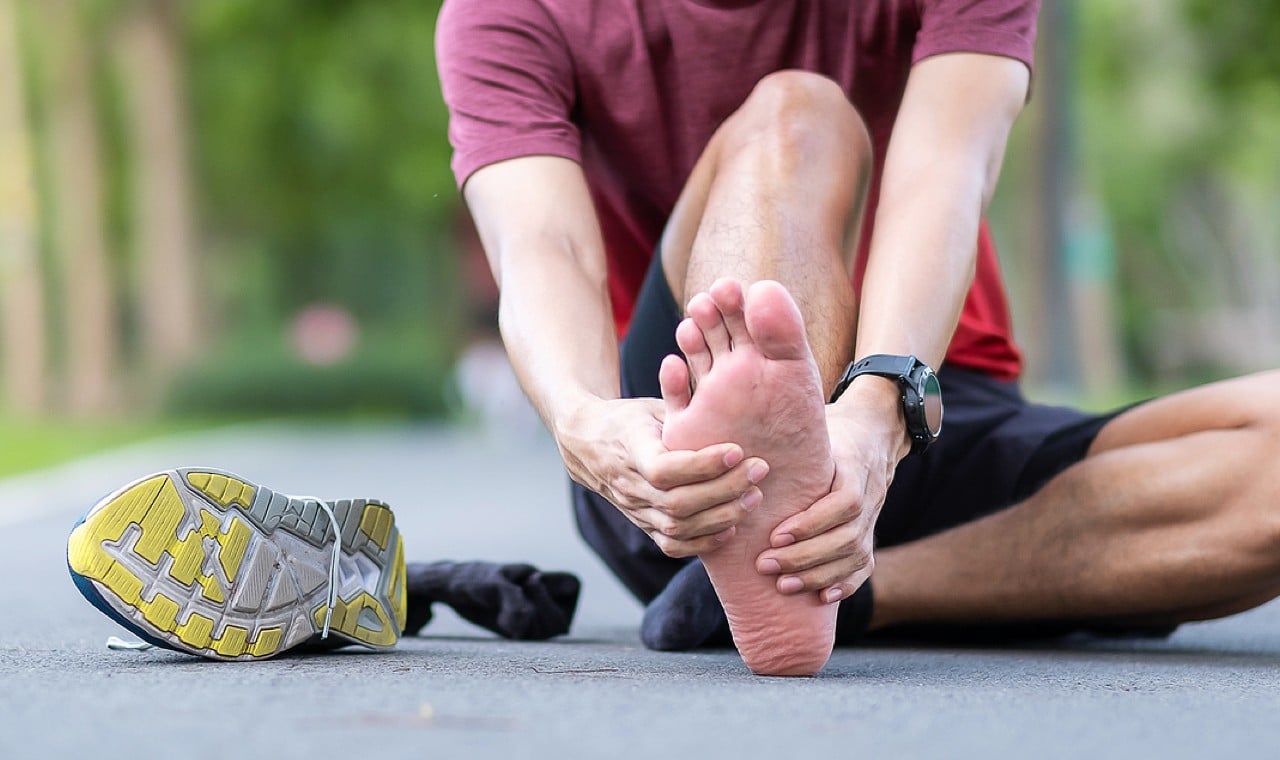 5 Causes of Foot Pain & How to Relieve It - Element Chiropractic